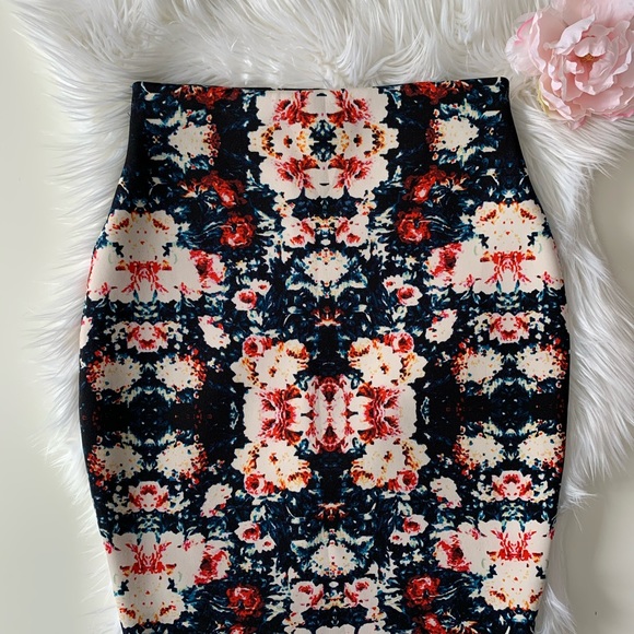 The Fifth High Waisted Skirt - Picture 3 of 4